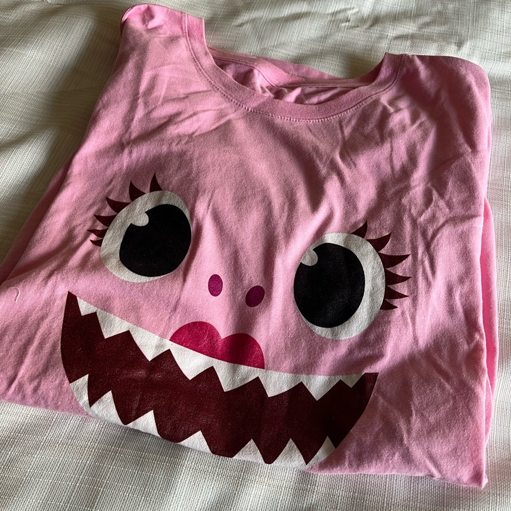 Women’s pink baby shark (mama shark) tshirt